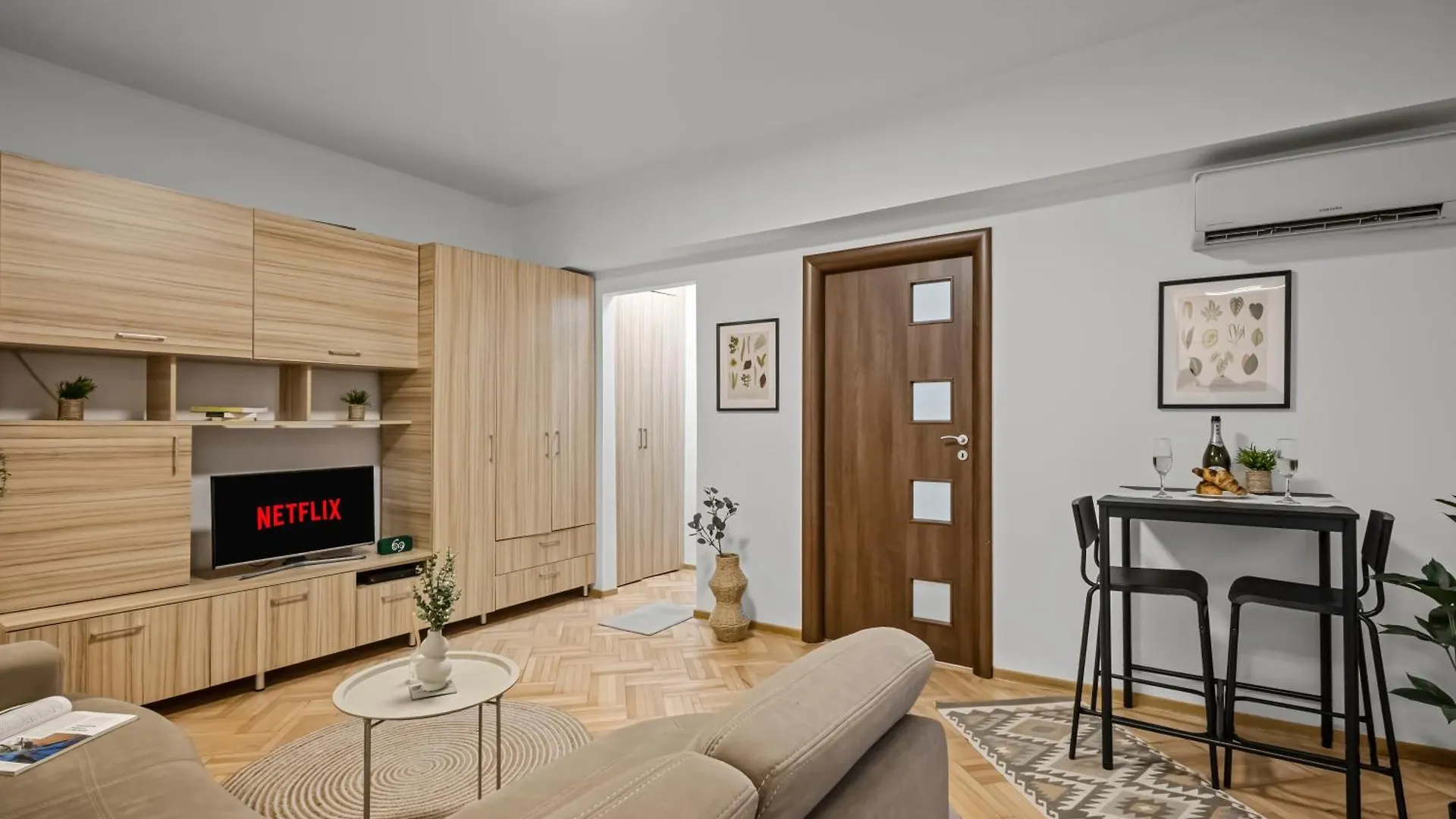 Earthy Escape - Central Apt With Balcony Bucharest Romania