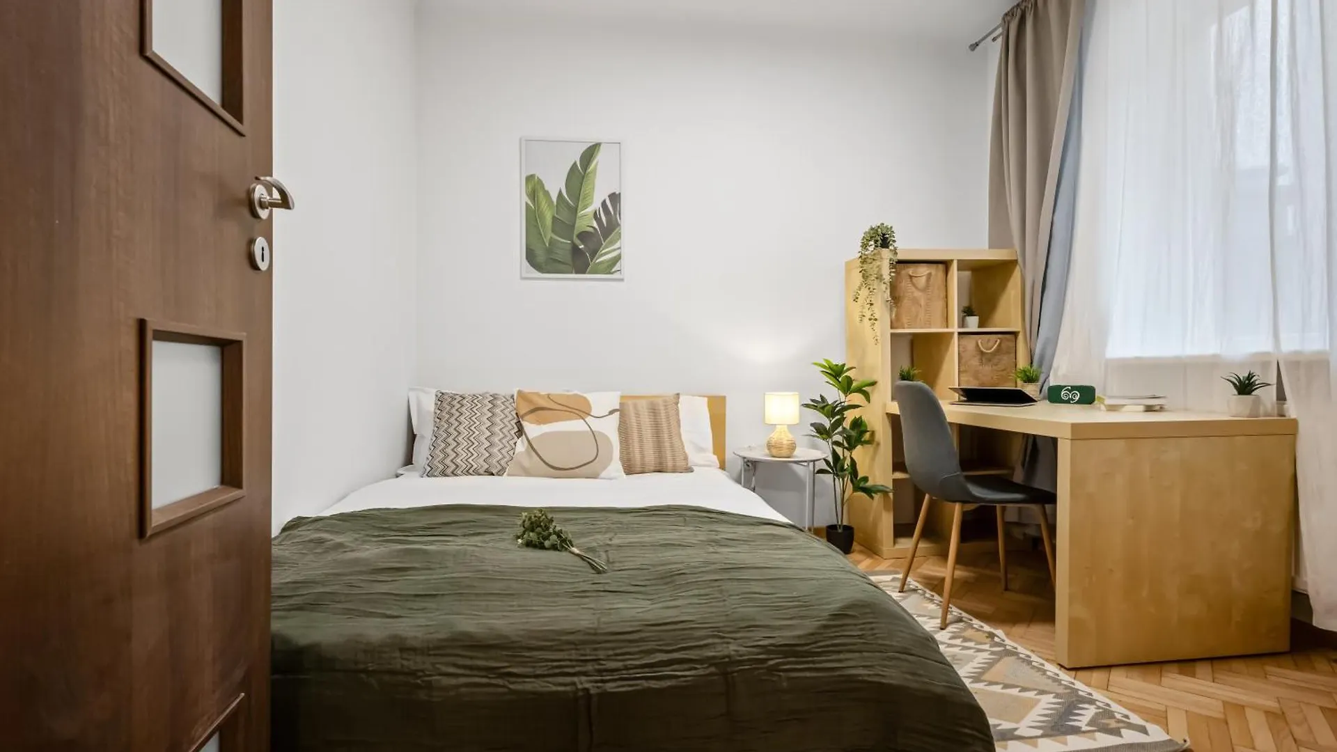 Earthy Escape - Central Apt With Balcony Bucharest 0*,