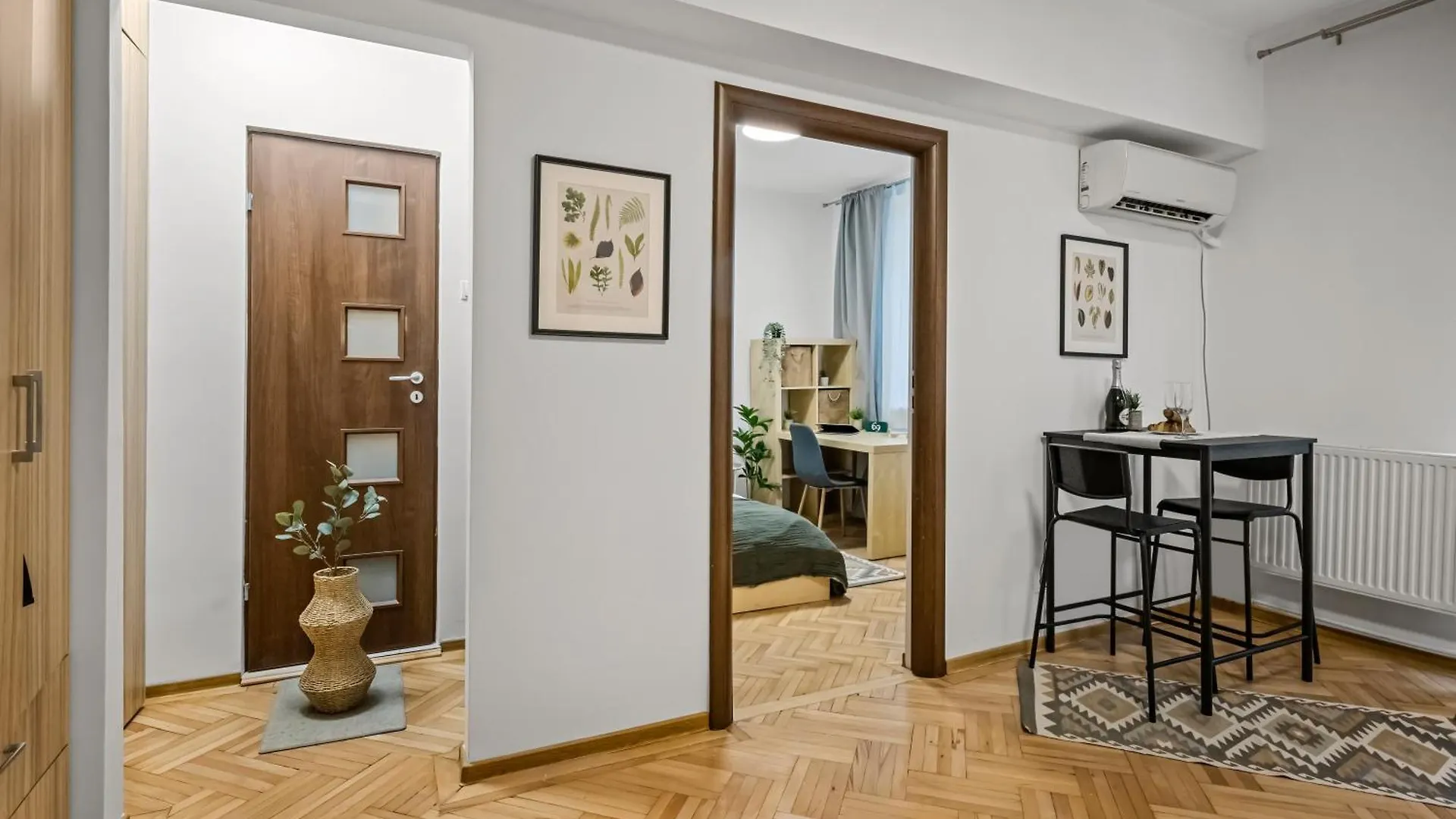 Apartment Earthy Escape - Central Apt With Balcony Bucharest
