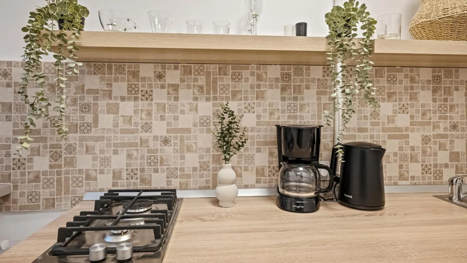 Earthy Escape - Central Apt With Balcony بوخارست 0*,  رومانيا