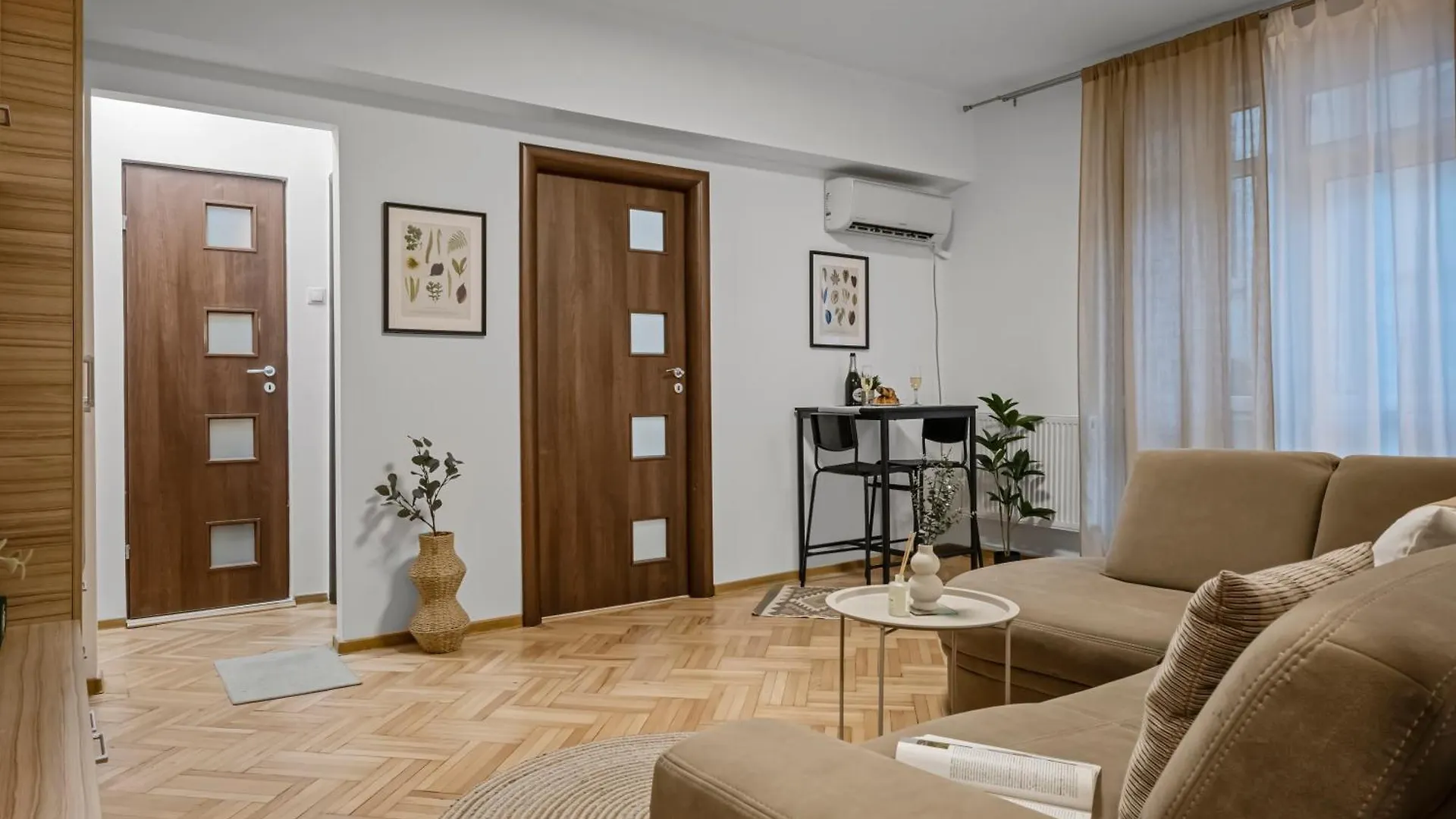 Earthy Escape - Central Apt With Balcony Bucharest Apartment