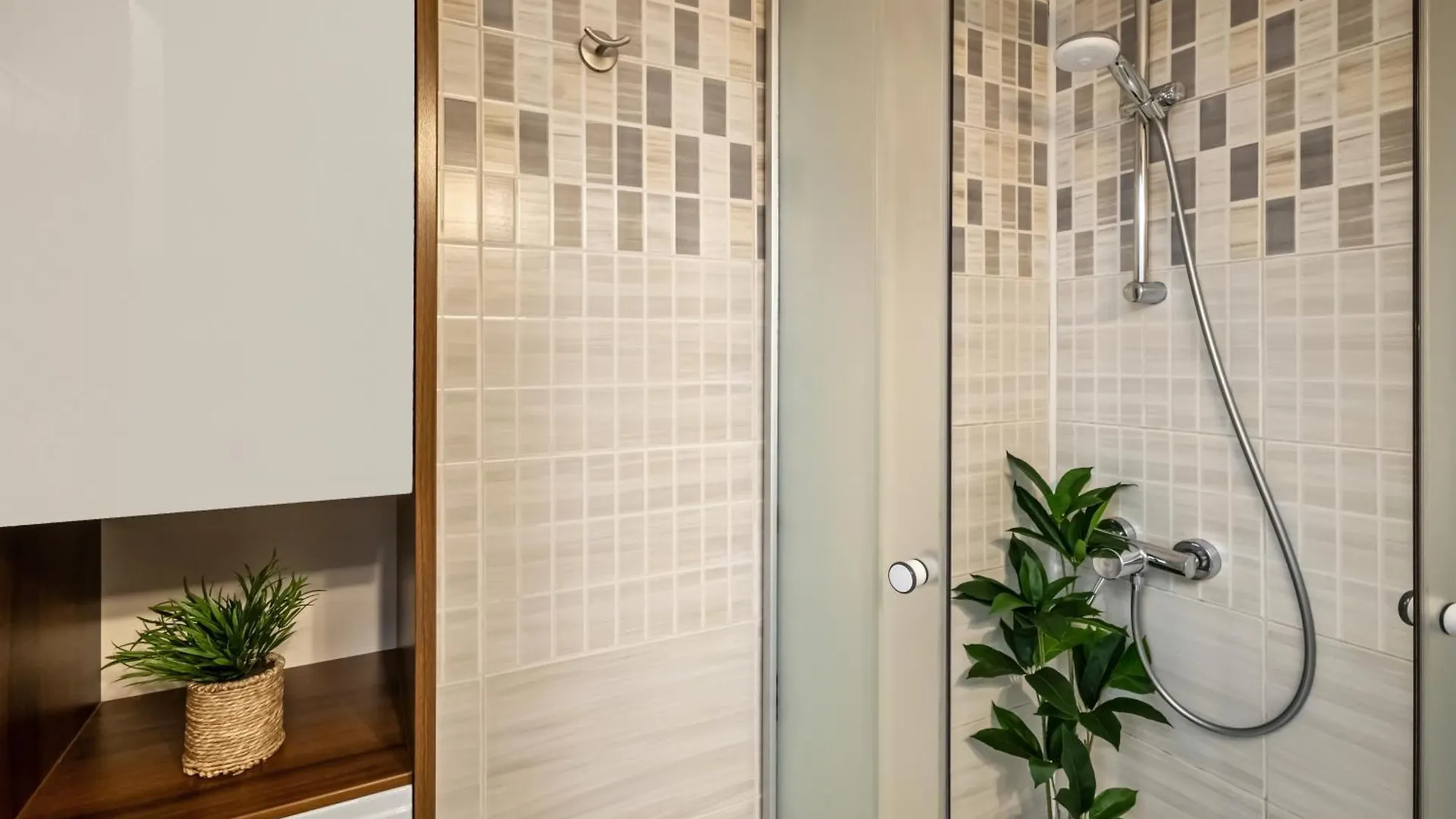 Earthy Escape - Central Apt With Balcony Bucharest 0*,  Romania