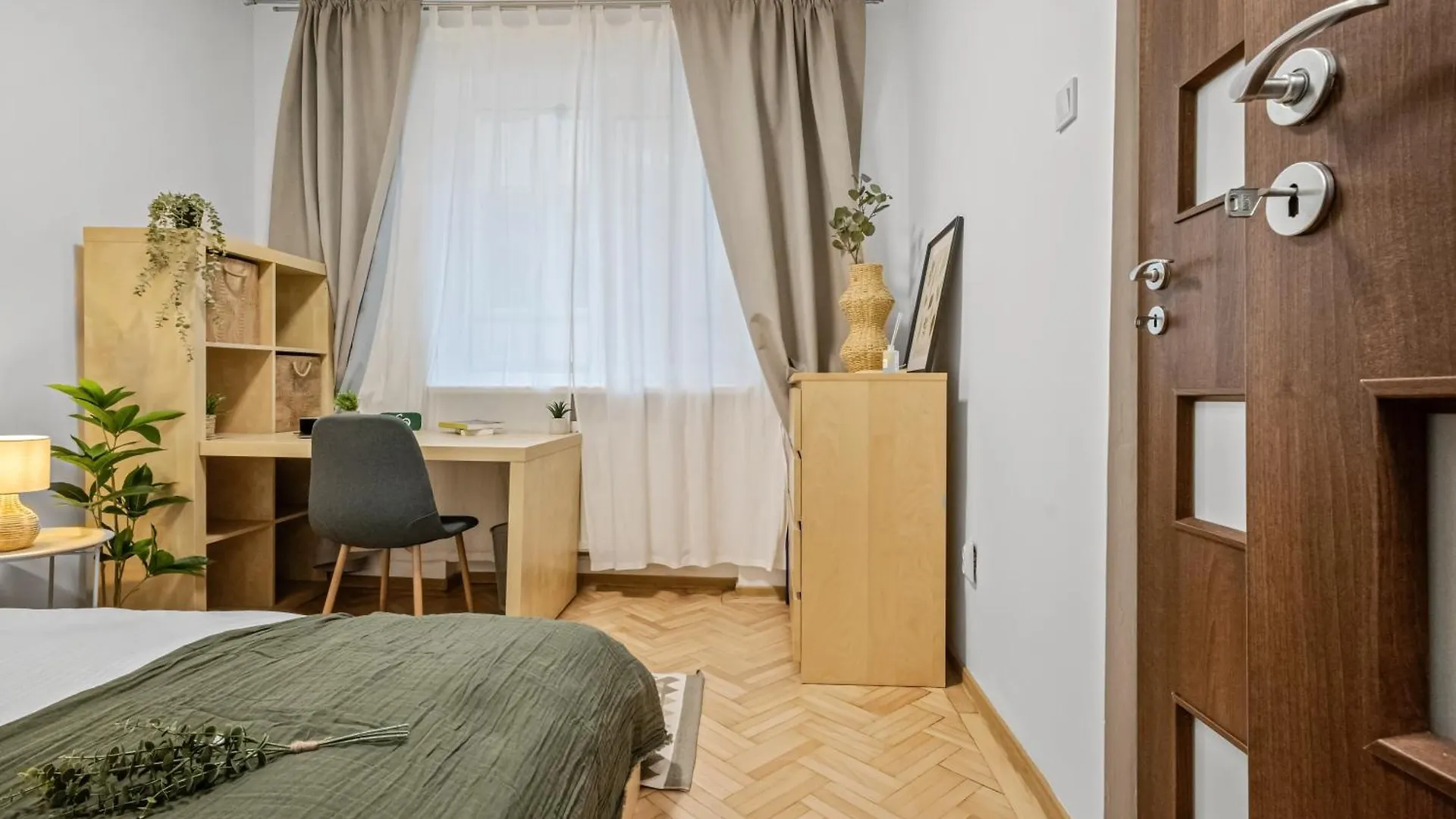 Earthy Escape - Central Apt With Balcony بوخارست