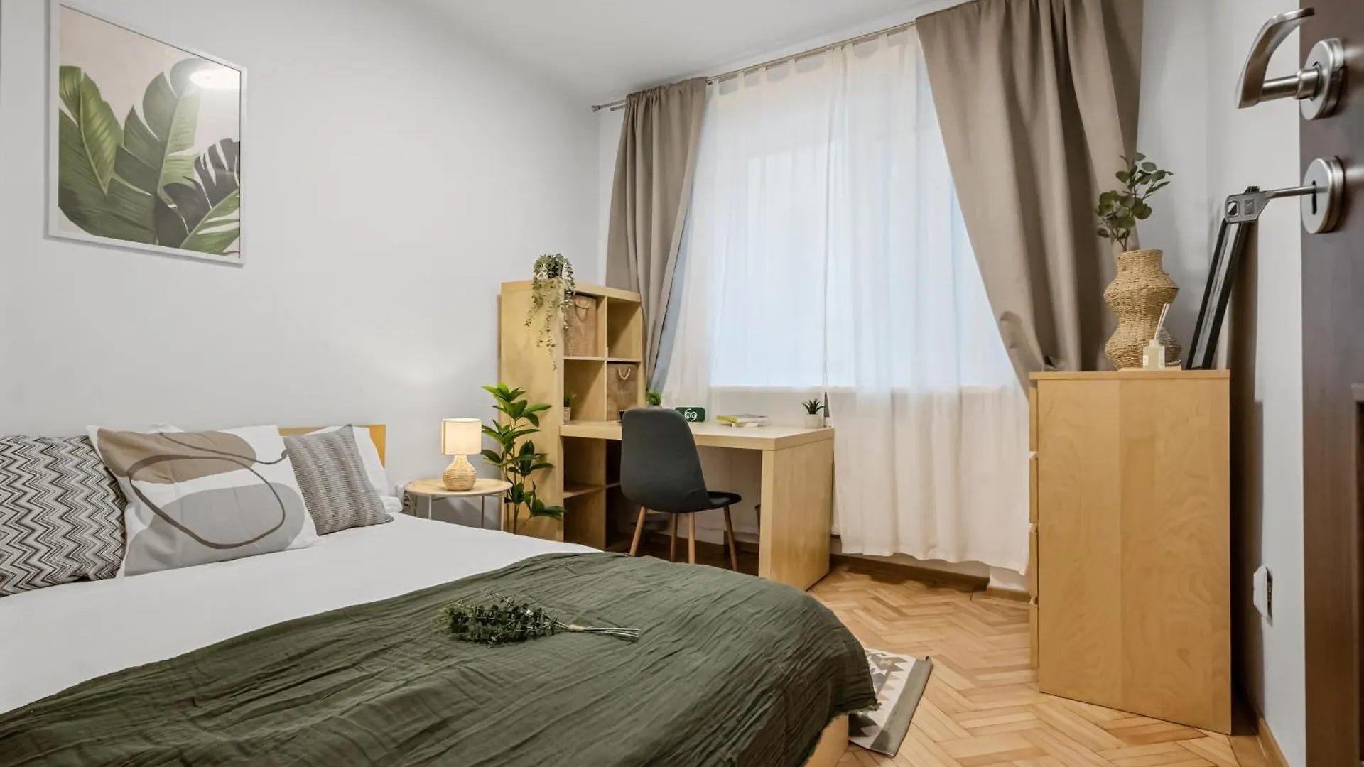 Earthy Escape - Central Apt With Balcony Bucharest Apartment