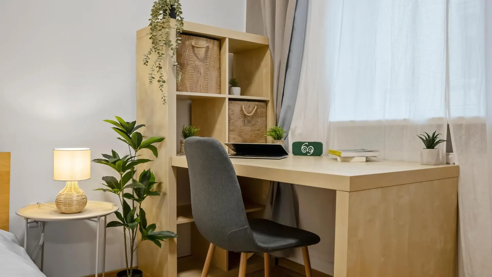 Earthy Escape - Central Apt With Balcony Bucharest