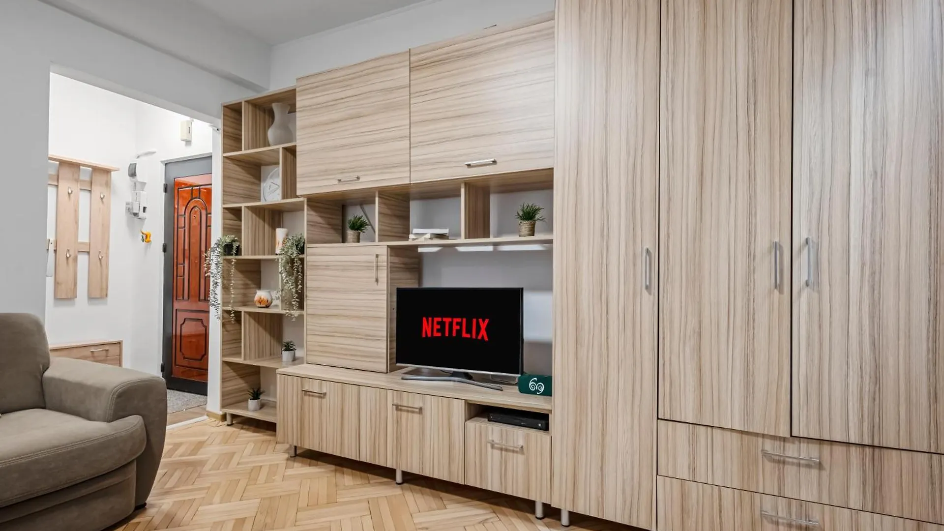 Earthy Escape - Central Apt With Balcony Bucharest